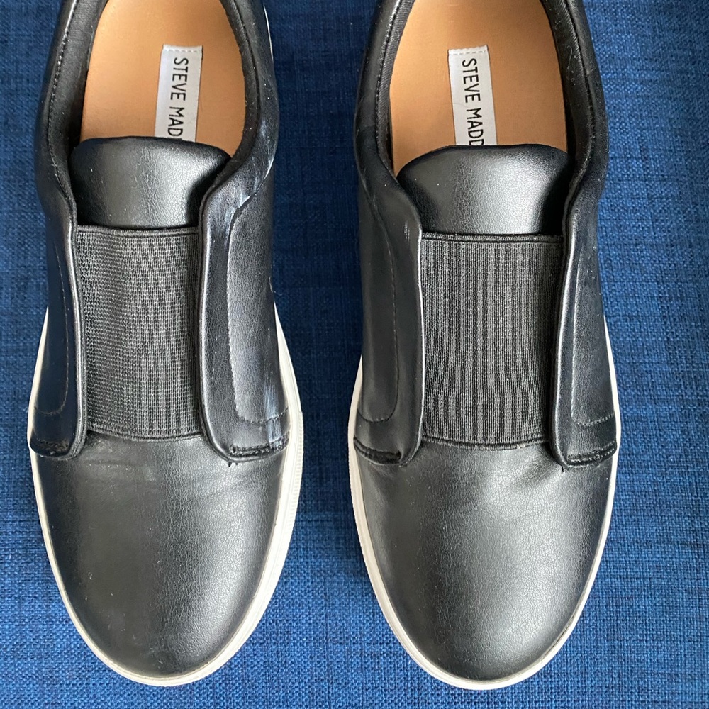 STEVE MADDEN black leather w elastic platform shoes. 9